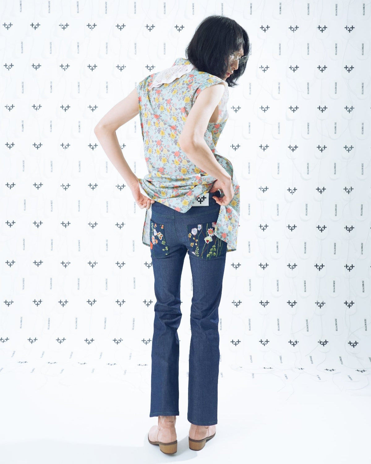 FLOWER BOOTSCUT PANTS  플라워 부츠컷 팬츠